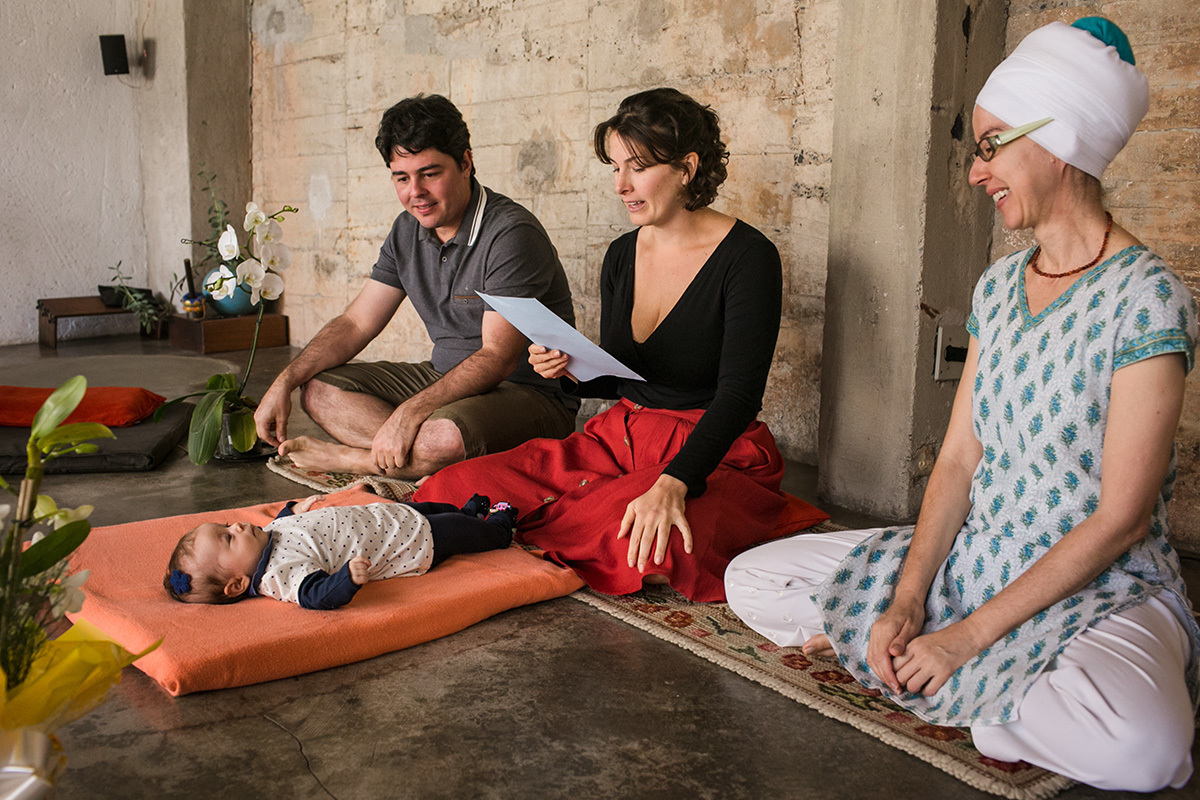 mãe lendo uma homenagem para sua filha durante a cerimônia de sua benção no centro de Yoga, por adrianacostafotos