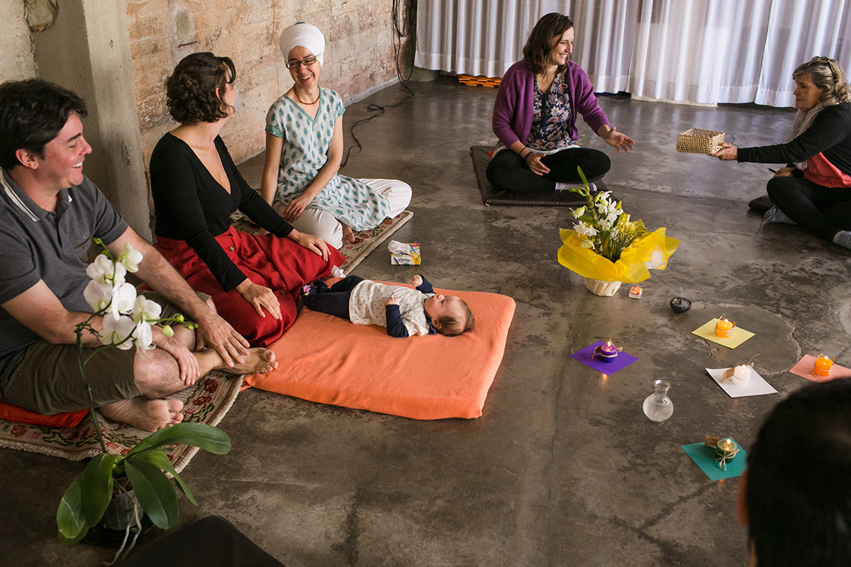 família se preparando para escrever mensagens para o bebê