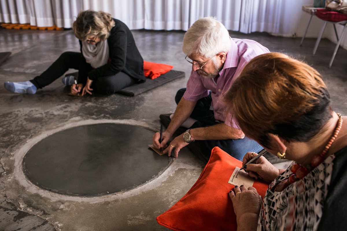 avós escrevendo mensagens para sua neta em foto de Adriana Costa