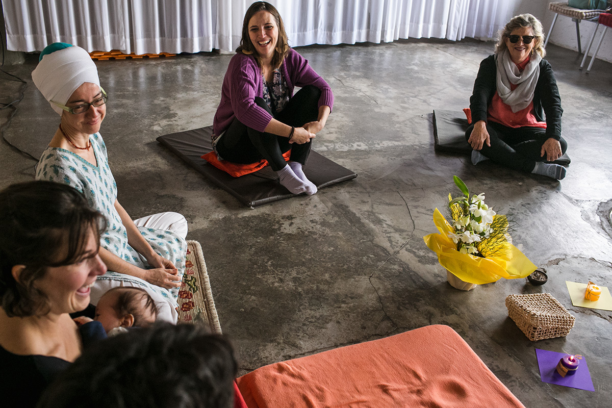 cerimônia de benção de um bebê no centro de Yoga conduzido por Sat Sundri Kaur