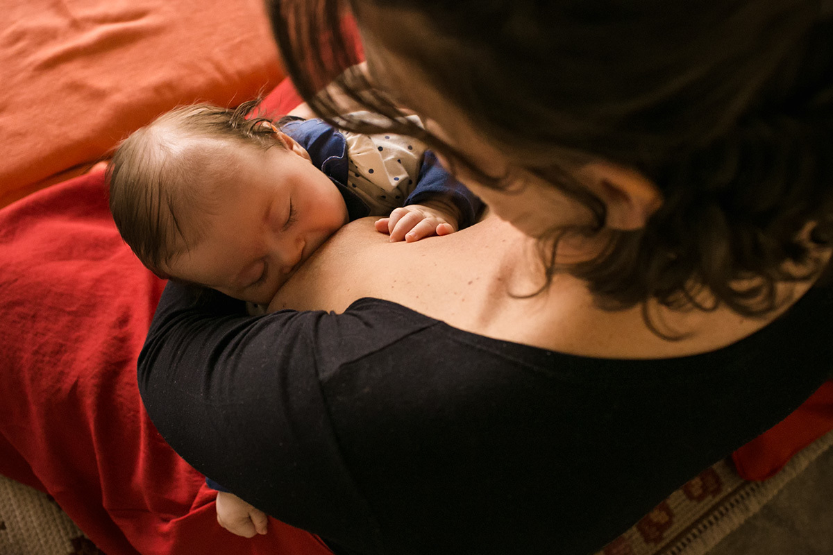 Foto de Adriana costa do bebê amamentando no dia de sua benção