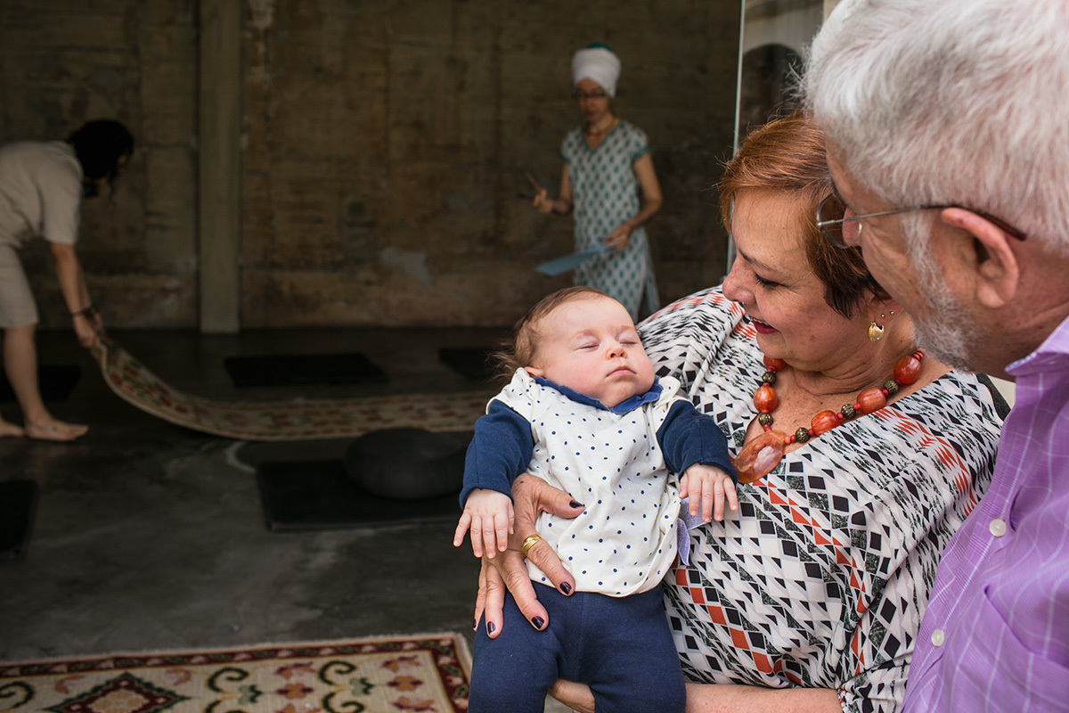 avós admirando sua neta