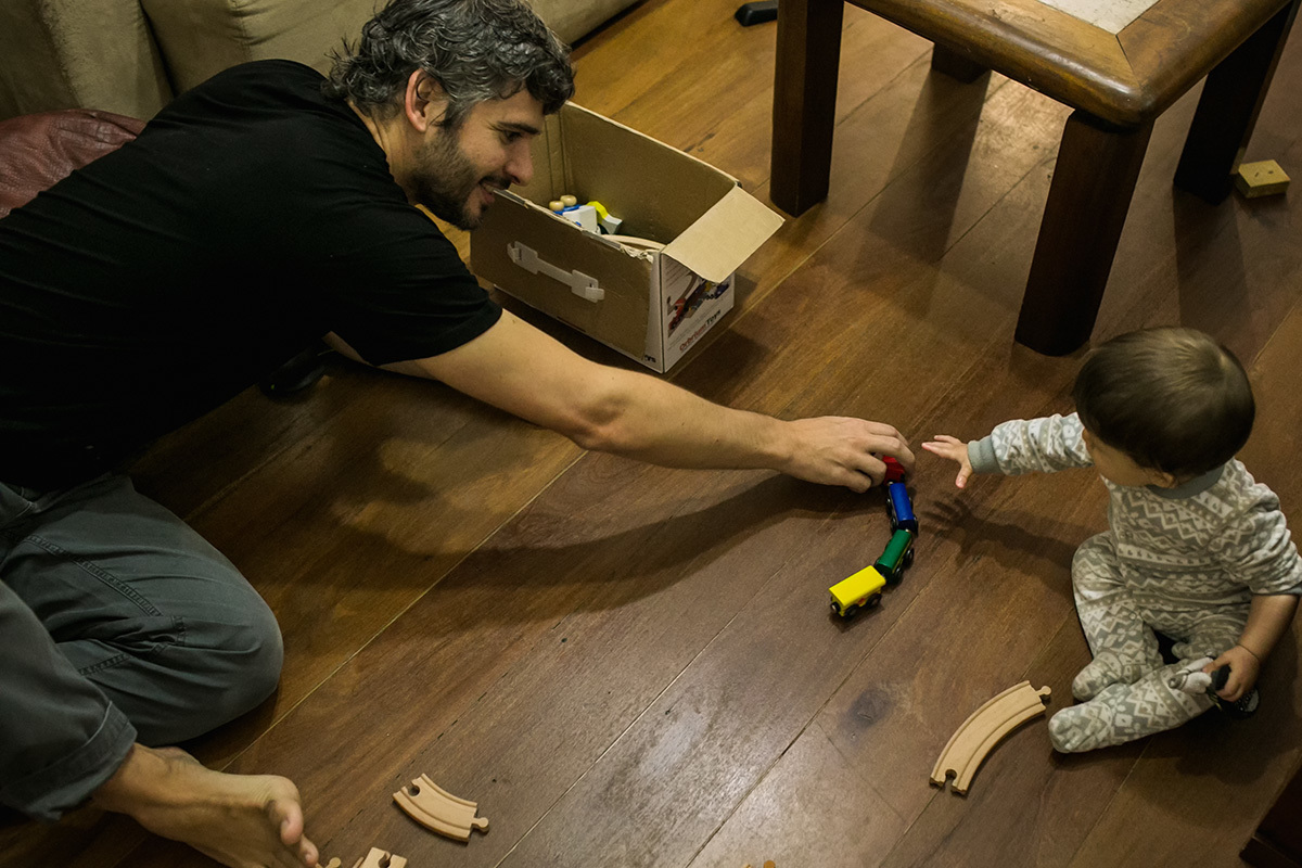 pai e seu bebê brincando de trenzinho, por adrianacostafotos