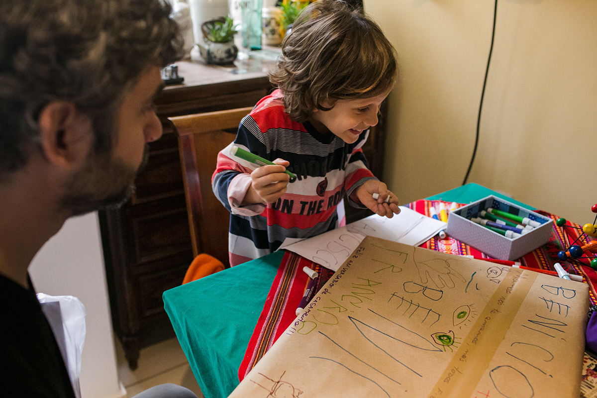 Foto de Adriana Costa mostrando o entusiasmo do filho com o presente que está preparando para sua mãe