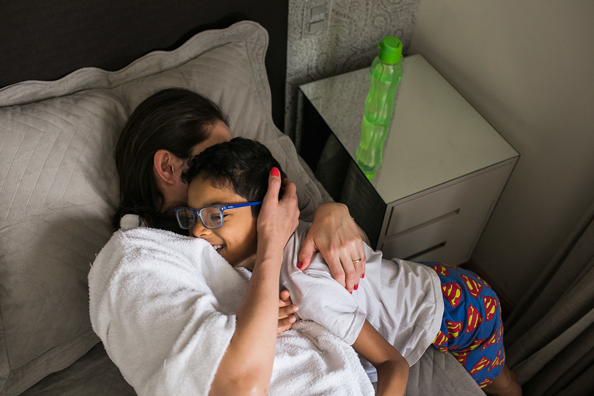 mãe e filho se abraçam de forma carinhosa, por adrianacostafotos