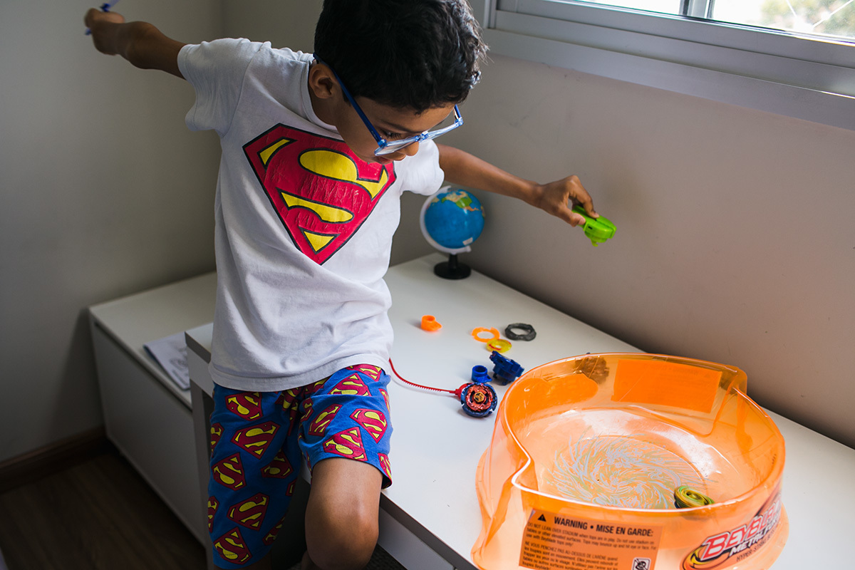 Adriana Costa fotografou menino jogando Beyblade