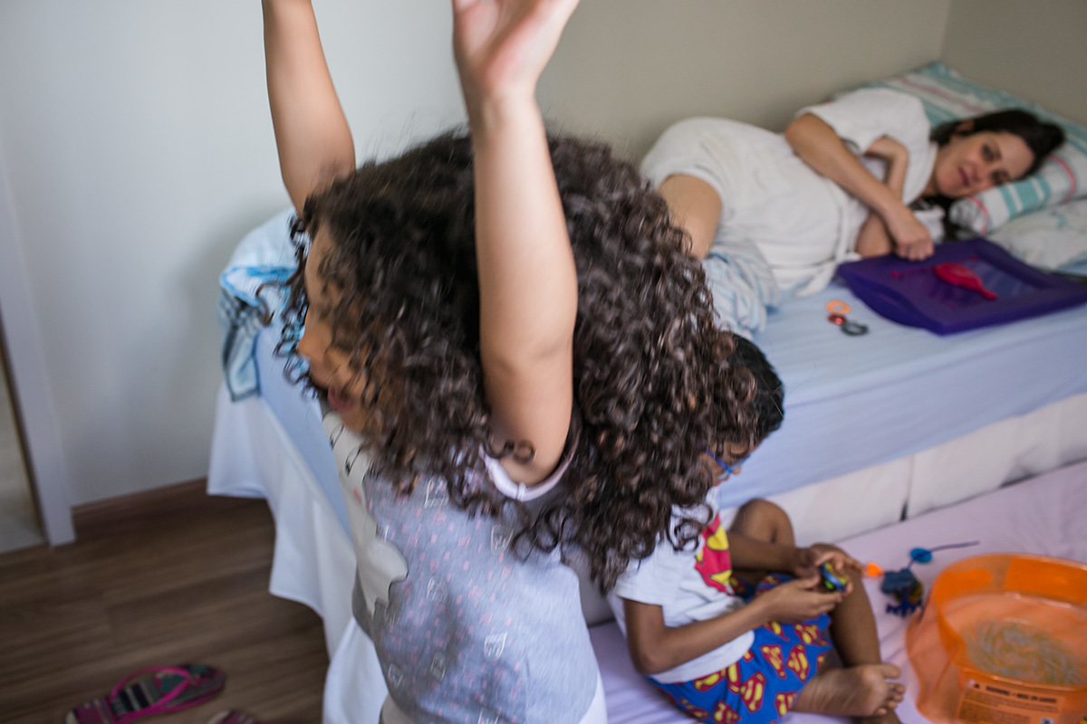 crianças brincam no quarto com a mãe, por adrianacostafotos