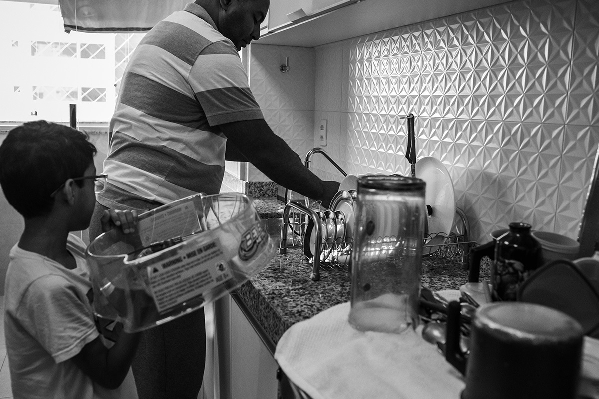 filho chama pai que está lavando louça para brincar, por adrianacostafotos