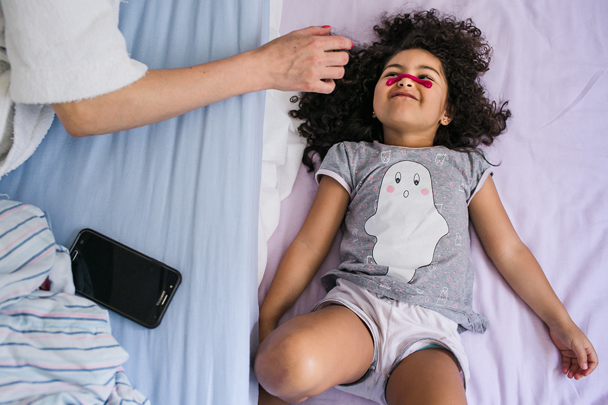 mãe e filha brincam de geleca em foto de Adriana Costa