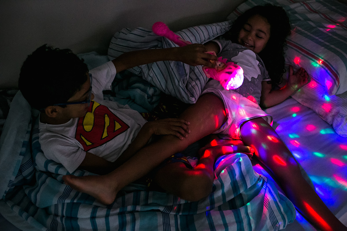 Adriana Costa fotografou crianças brincando no escuro com luzes coloridas