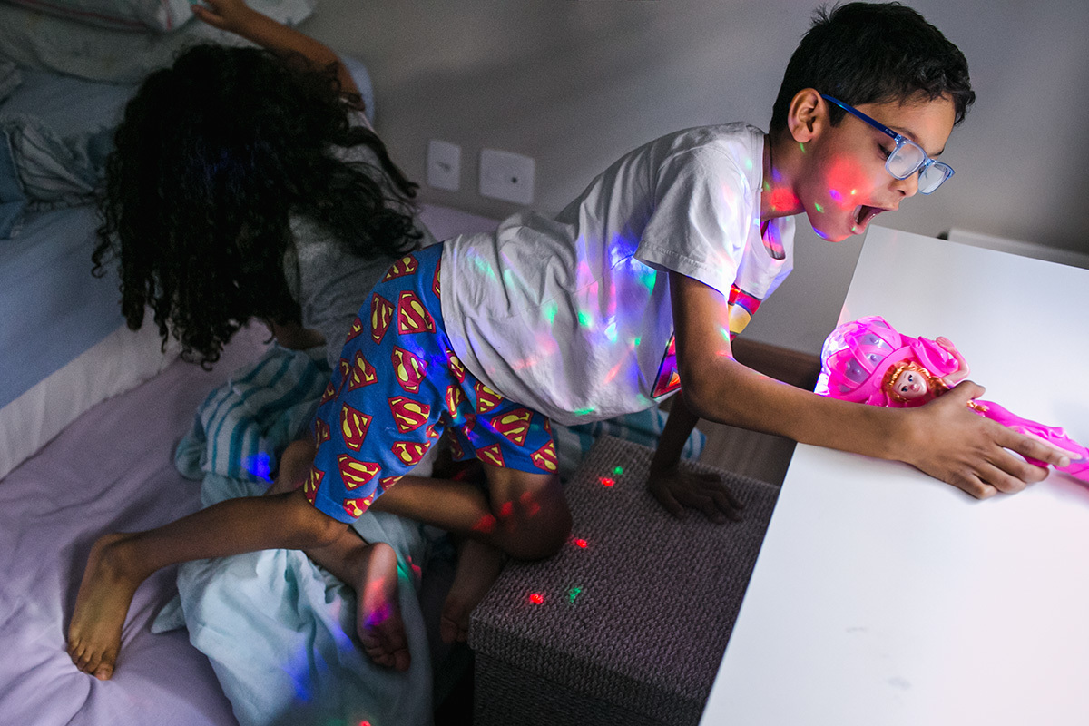 crianças se divertindo no quarto de dormir, por adrianacostafotos