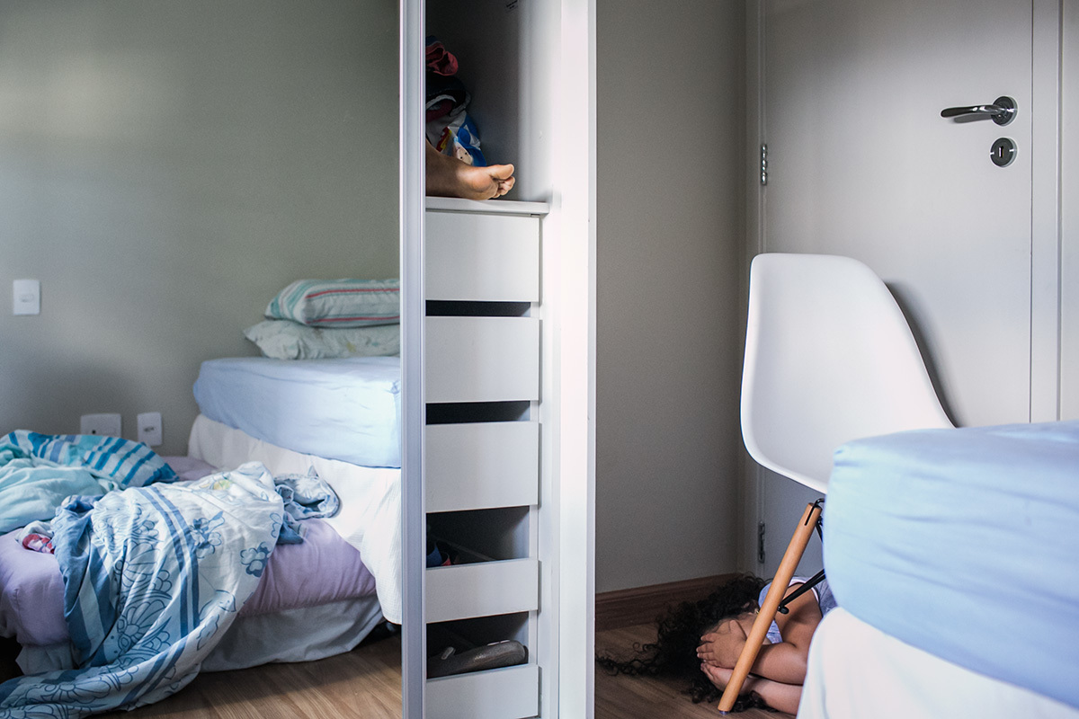 crianças brincando de esconder dentro do armário, por adrianacostafotos