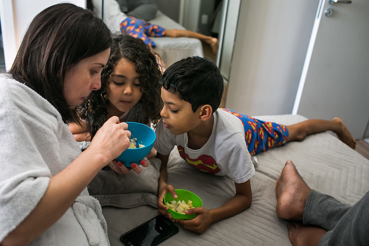 crianças vendo o que a mãe está comendo