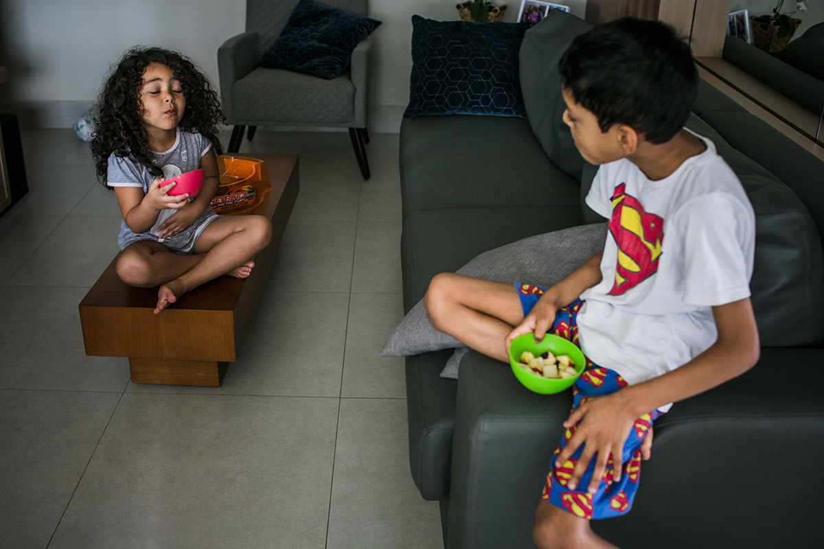menina fazendo careta para o irmão