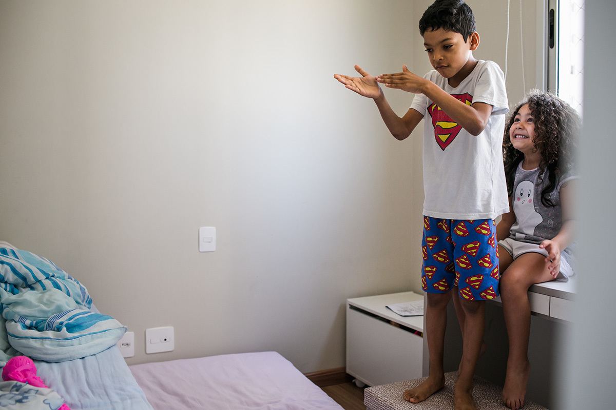 irmãos se preparando para pular na cama