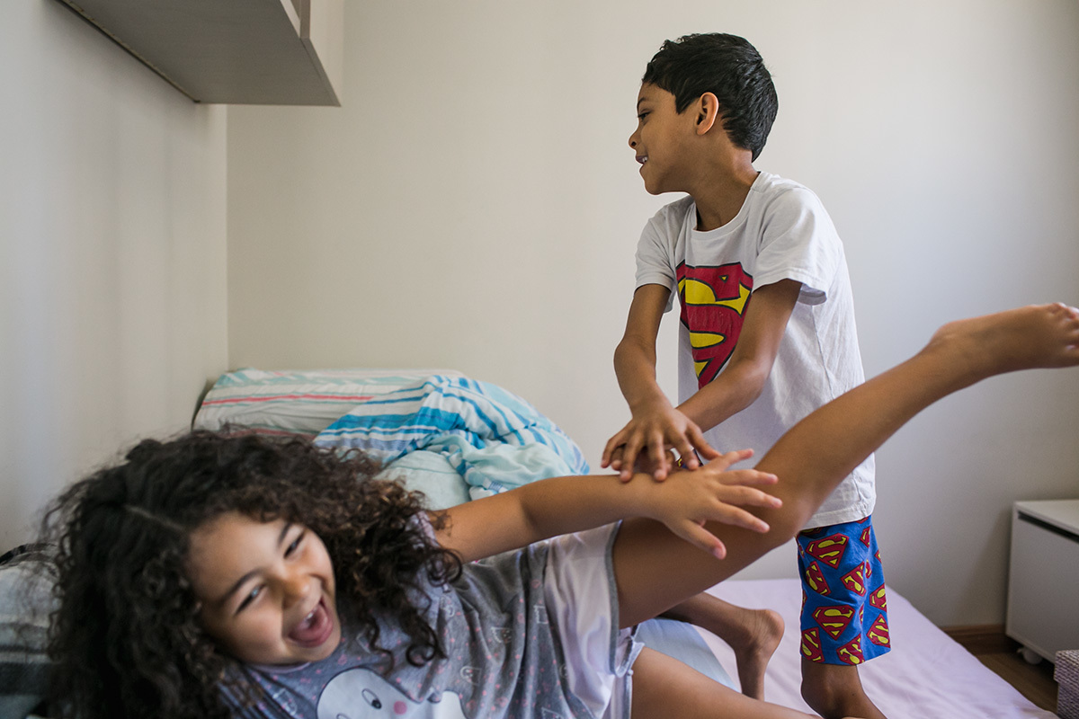 Adriana Costa fotografou irmãos rindo e fazendo bagunça juntos