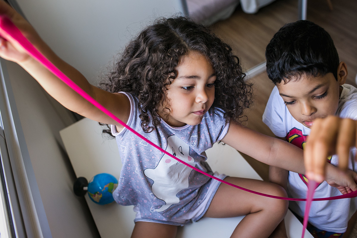 irmãos vendo quem estica mais a geleca