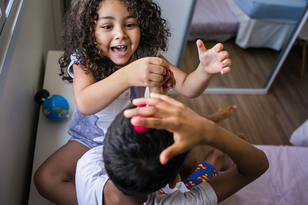 menina rindo do irmão que colocou geleca na cabeça, por Adriana Costa