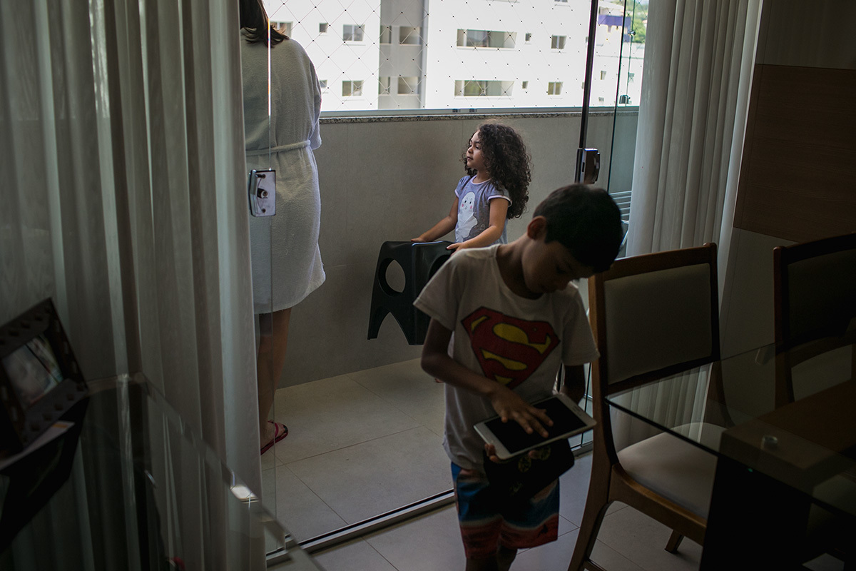 mãe e filhos se preparando para uma nova brincadeira