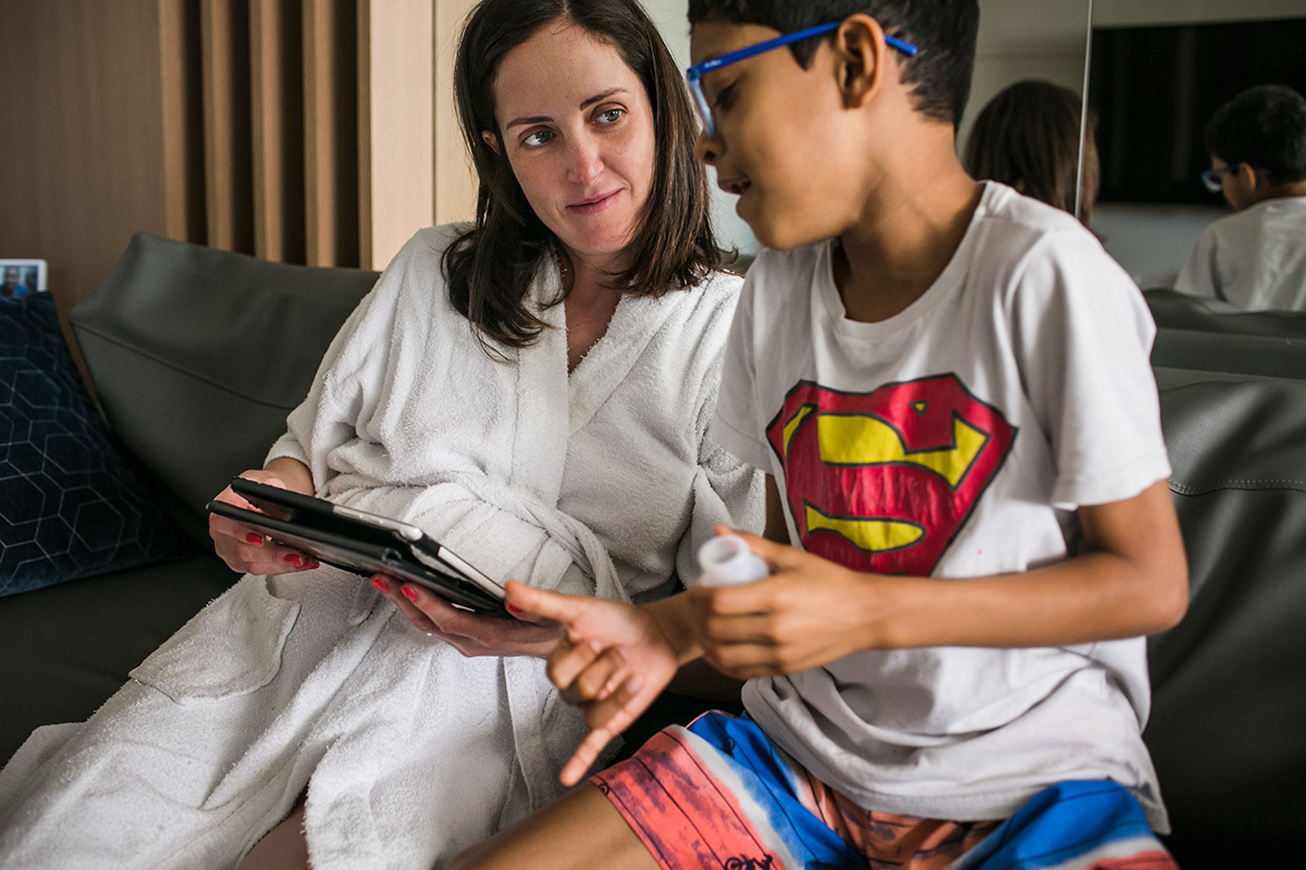 mãe olhando com carinho para o filho