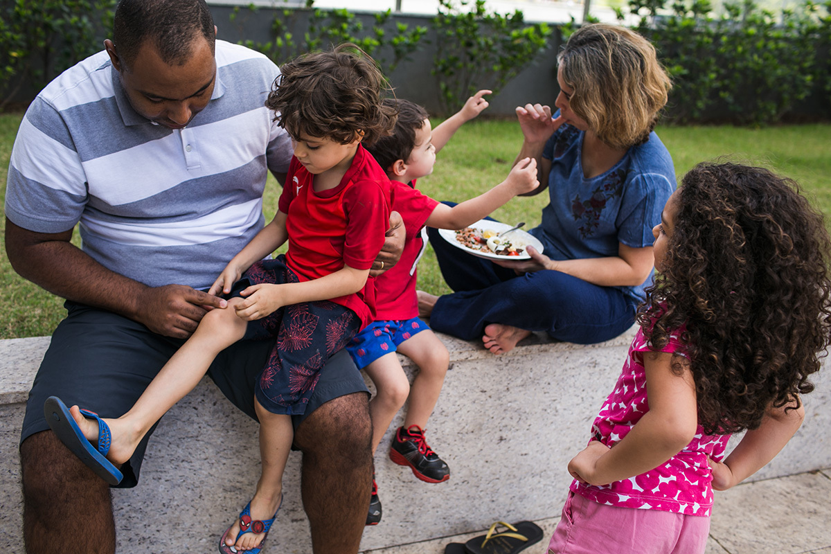 crianças e pais no playground do prédio no qual moram