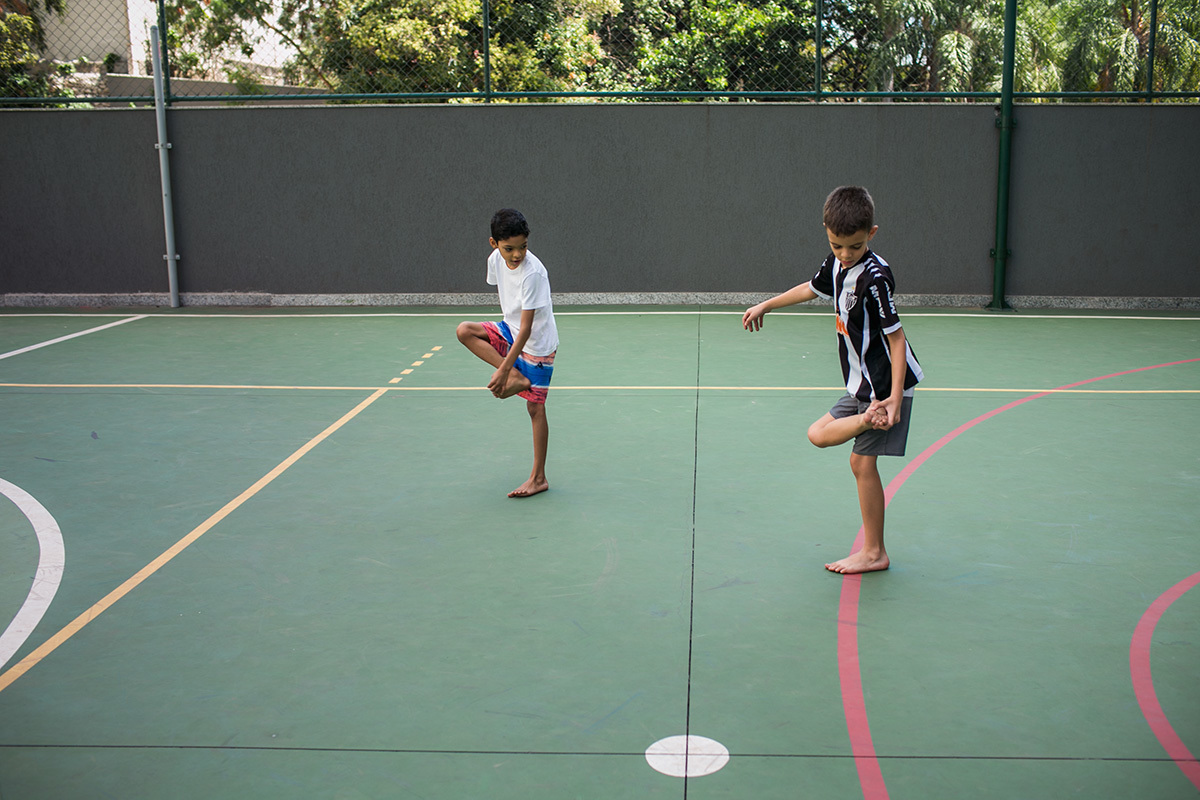 meninos se preparando para jogar futebol, por adrianacostafotos