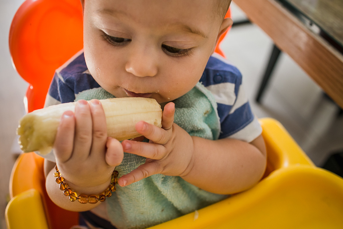 bebê com a banana que irá comer