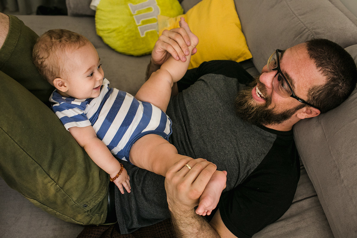 pai e seu bebê se divertindo juntos