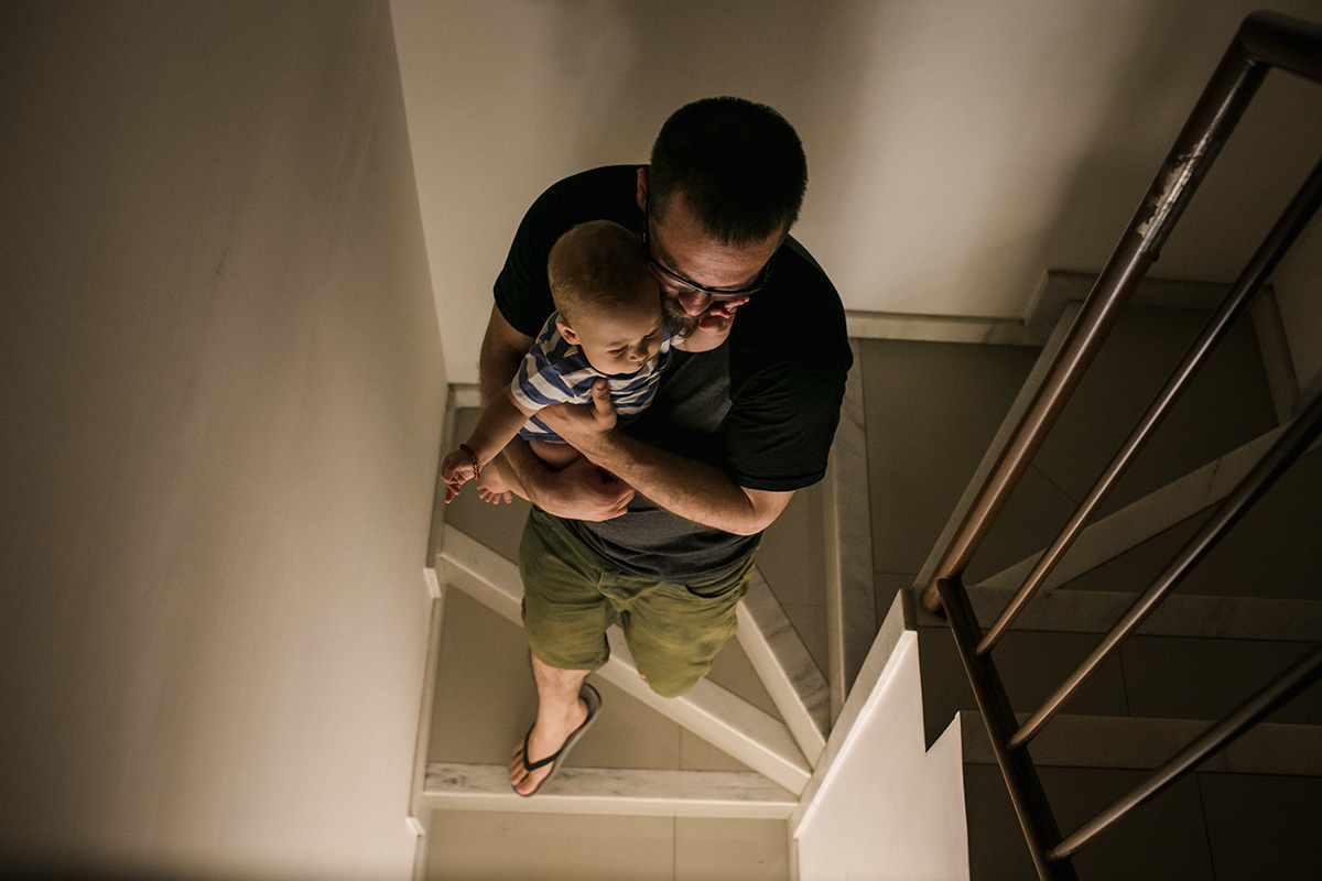 pai e seu bebê descendo as escadas