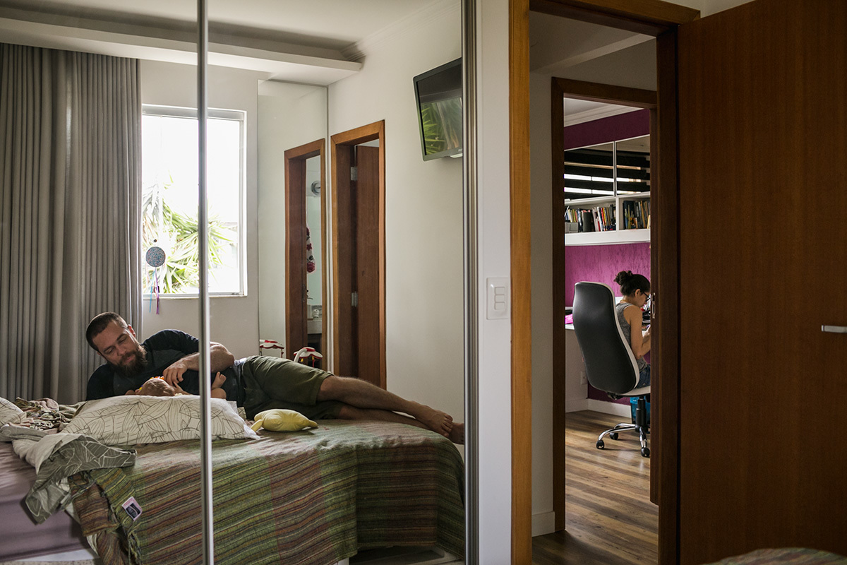 pai cuidando do bebê enquanto a mãe trabalha, por adrianacostafotos