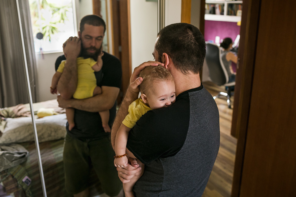 Adriana Costa fotografou pai fazendo bebê dormir enquanto a mãe trabalha