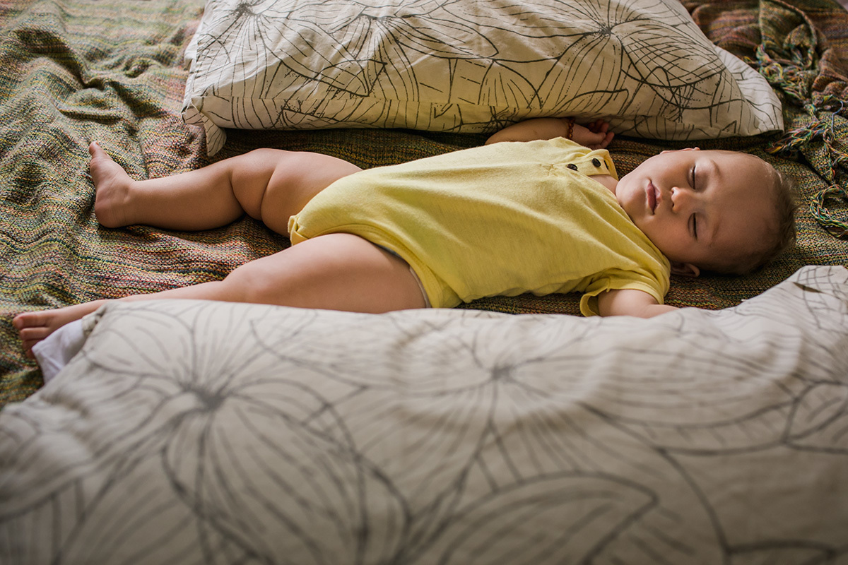 bebê dormindo na cama dos pais, por Adriana Costa