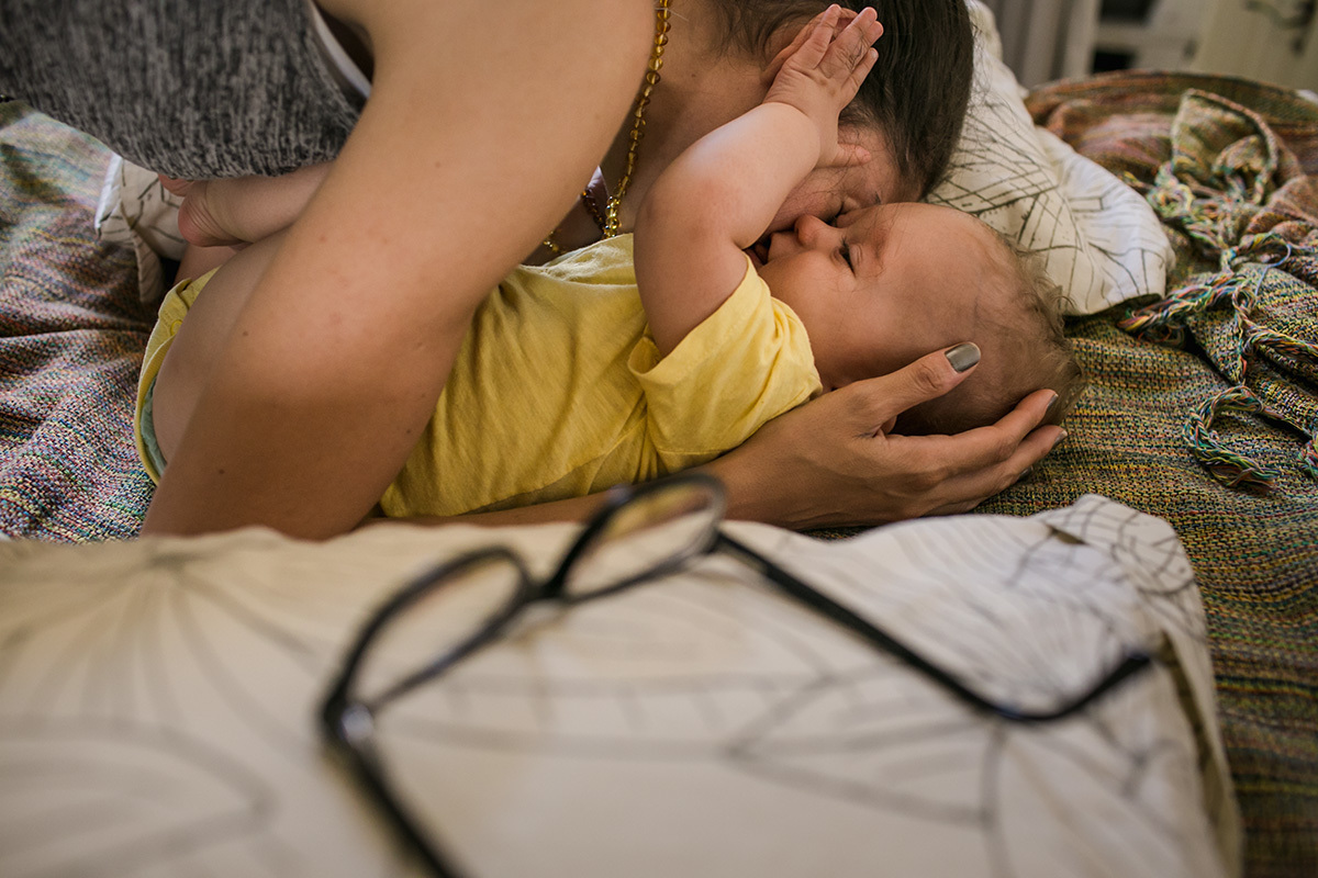 Adriana Costa fotografou mãe e seu bebê se abraçando no momento em que ele acordou