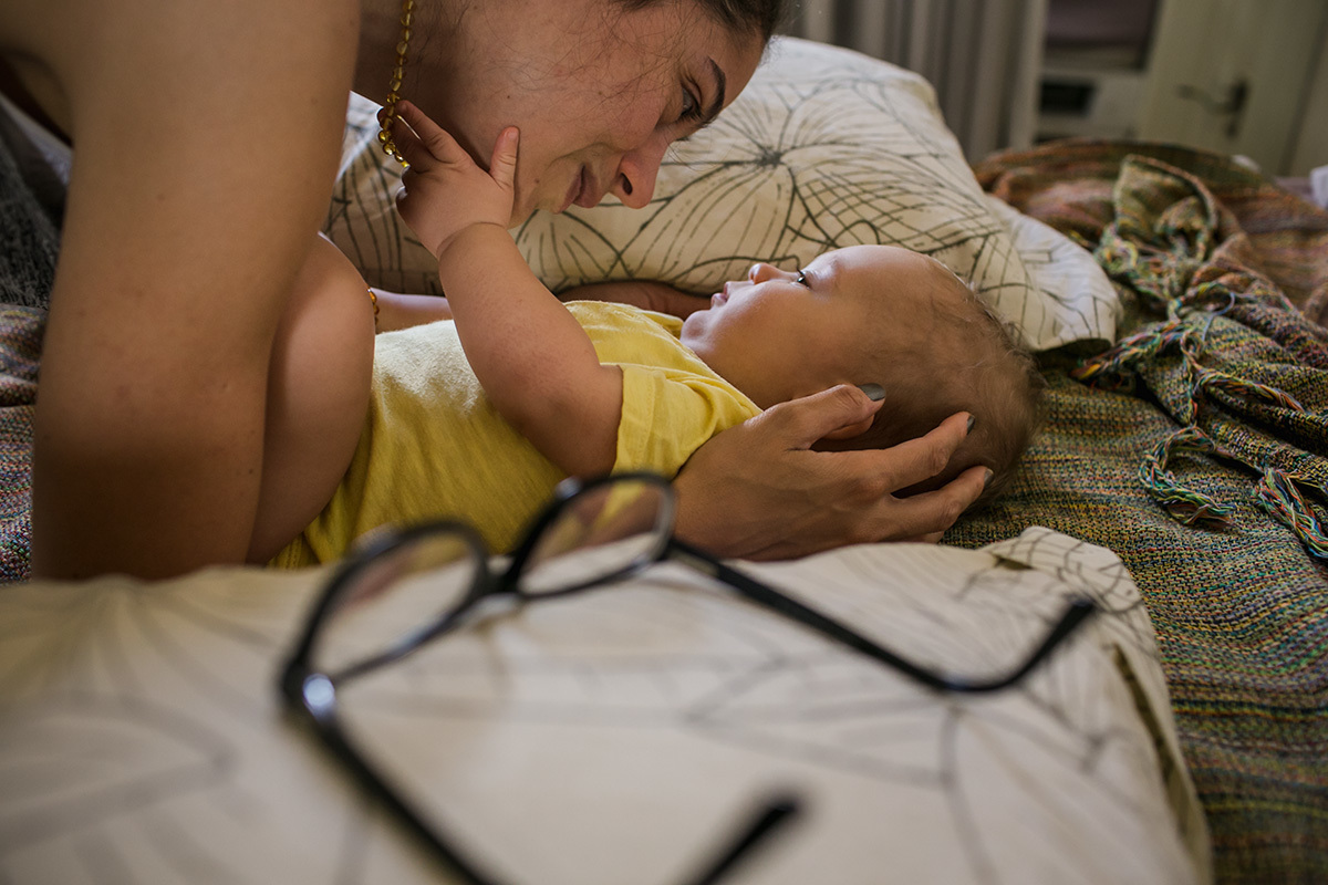 bebê fazendo carinho no rosto da mãe após acordar, por adrianacostafotos