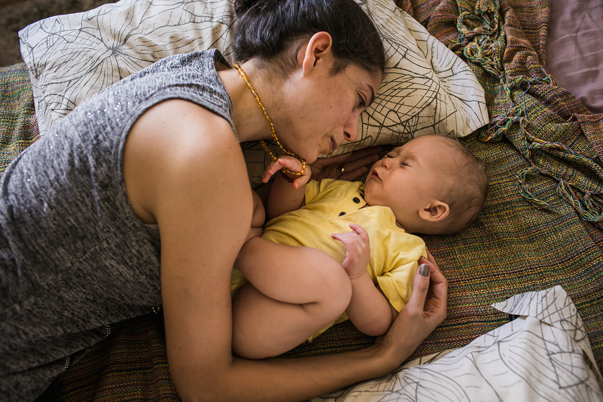 bebê chorando querendo mamar, em foto de Adriana Costa