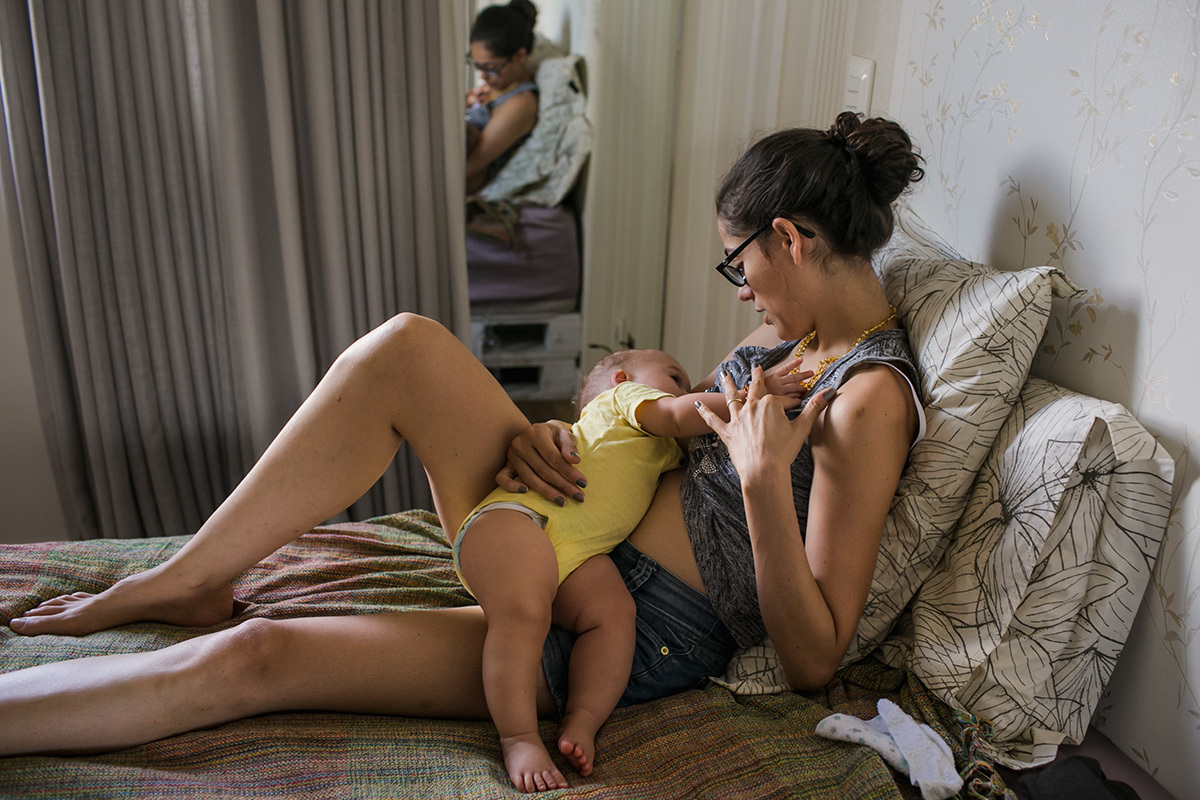 mãe amamentando seu bebê