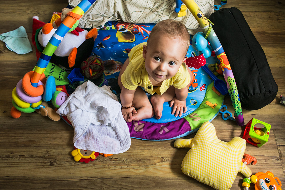 bebê em seu tapete de atividades,  foto de Adriana Costa