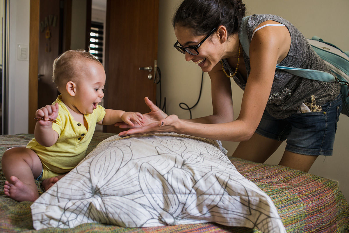 Bebê feliz com a mãe lhe chamando para passear, por adrianacostafotos