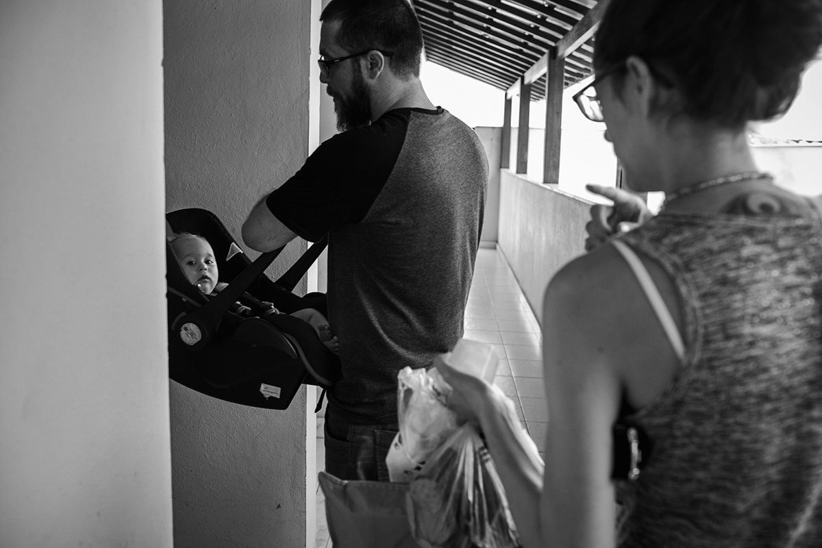 Pais saindo com seu bebê para passear de carro em foto de Adriana Costa