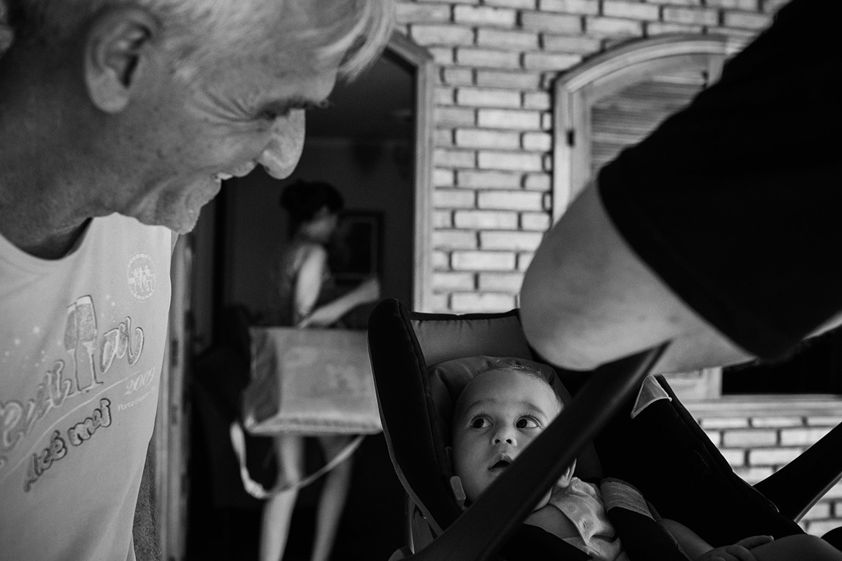 Avô recebendo seu neto em casa