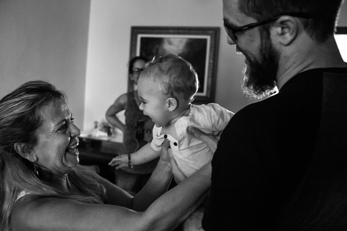 avó feliz ao receber seu neto e filho