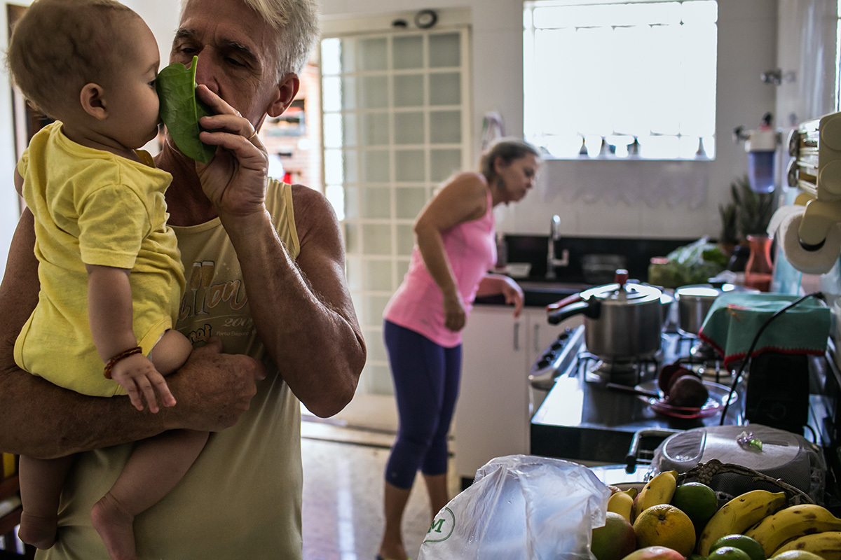 avós com o neto na cozinha da casa