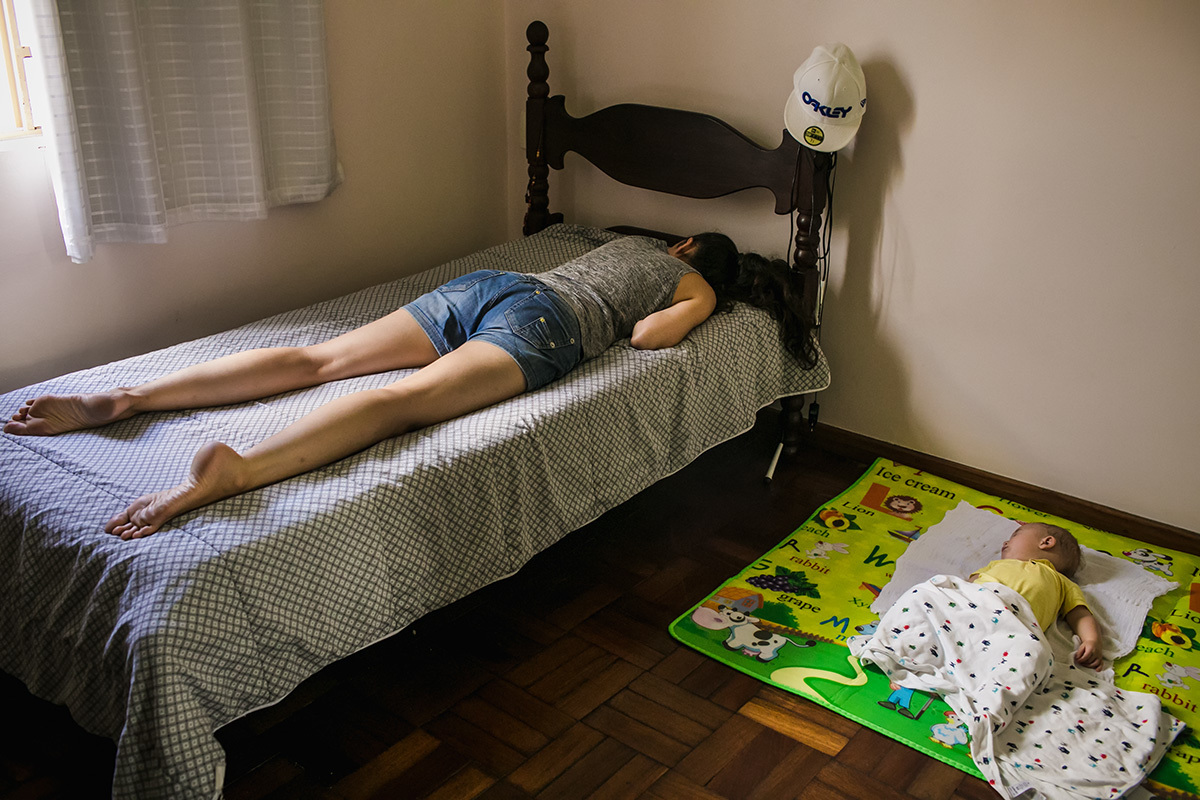 mãe e bebê dormindo após o almoço