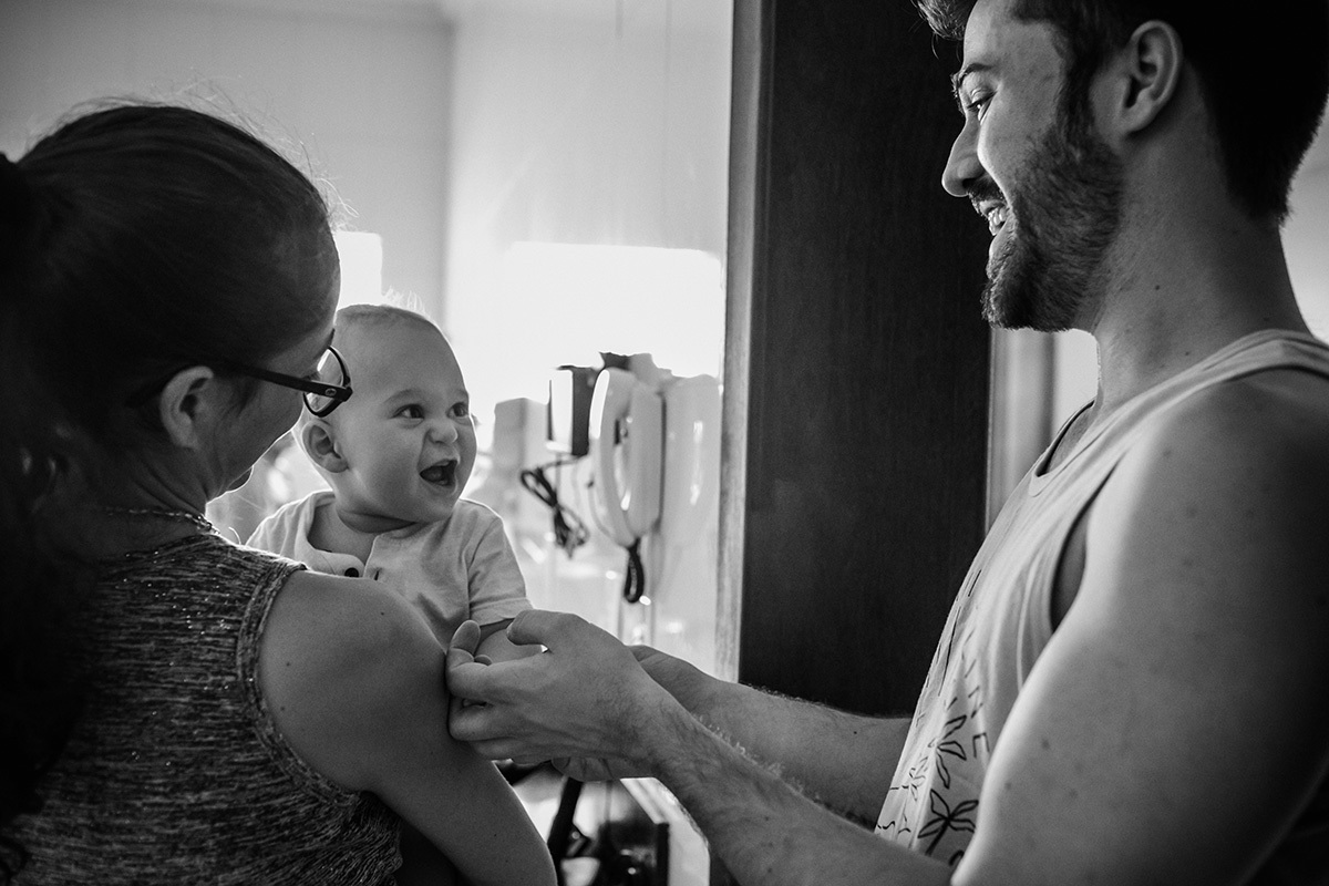 Tio fazendo seu sobrinho sorrir