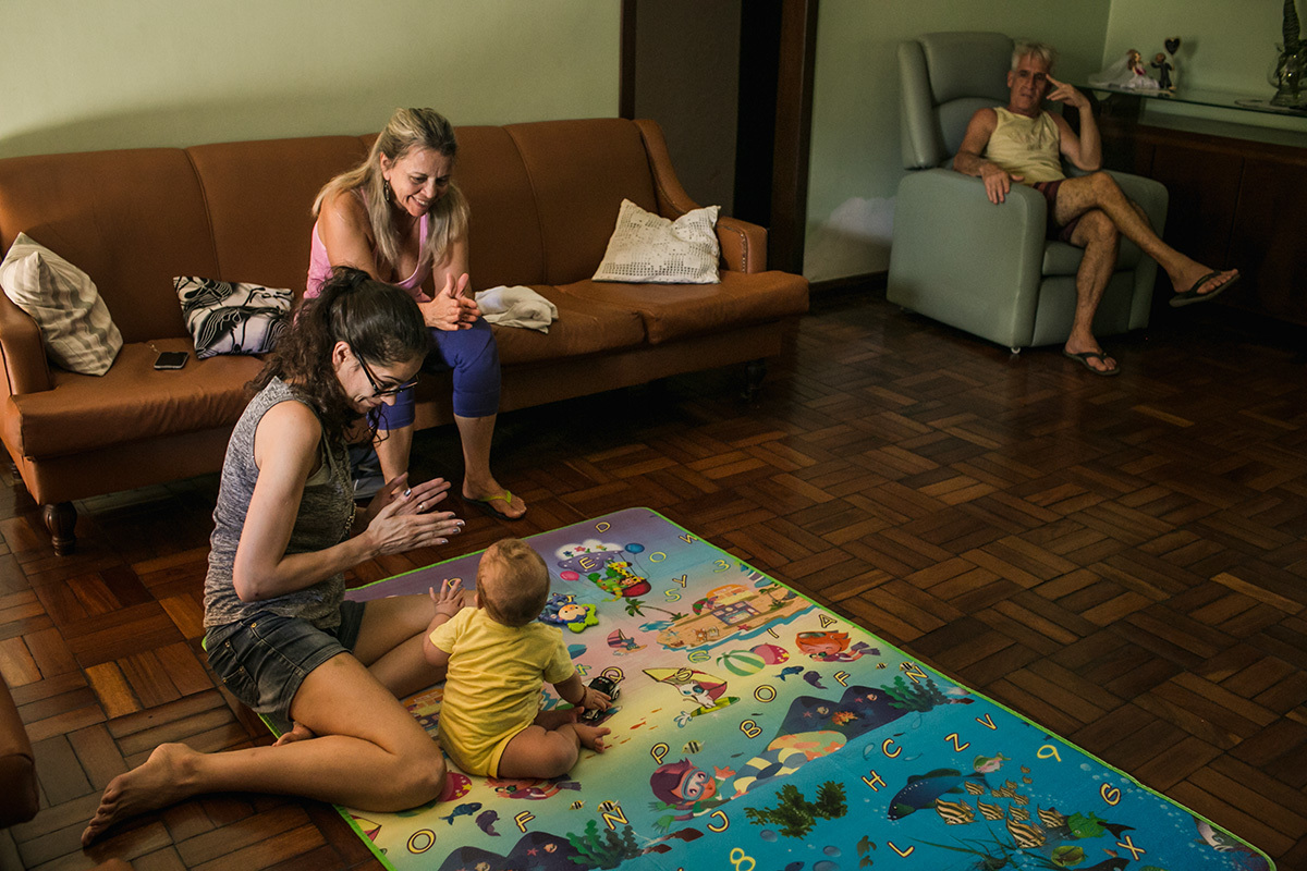 Adriana Costa fotografou mãe e avós batendo palmas para o bebê