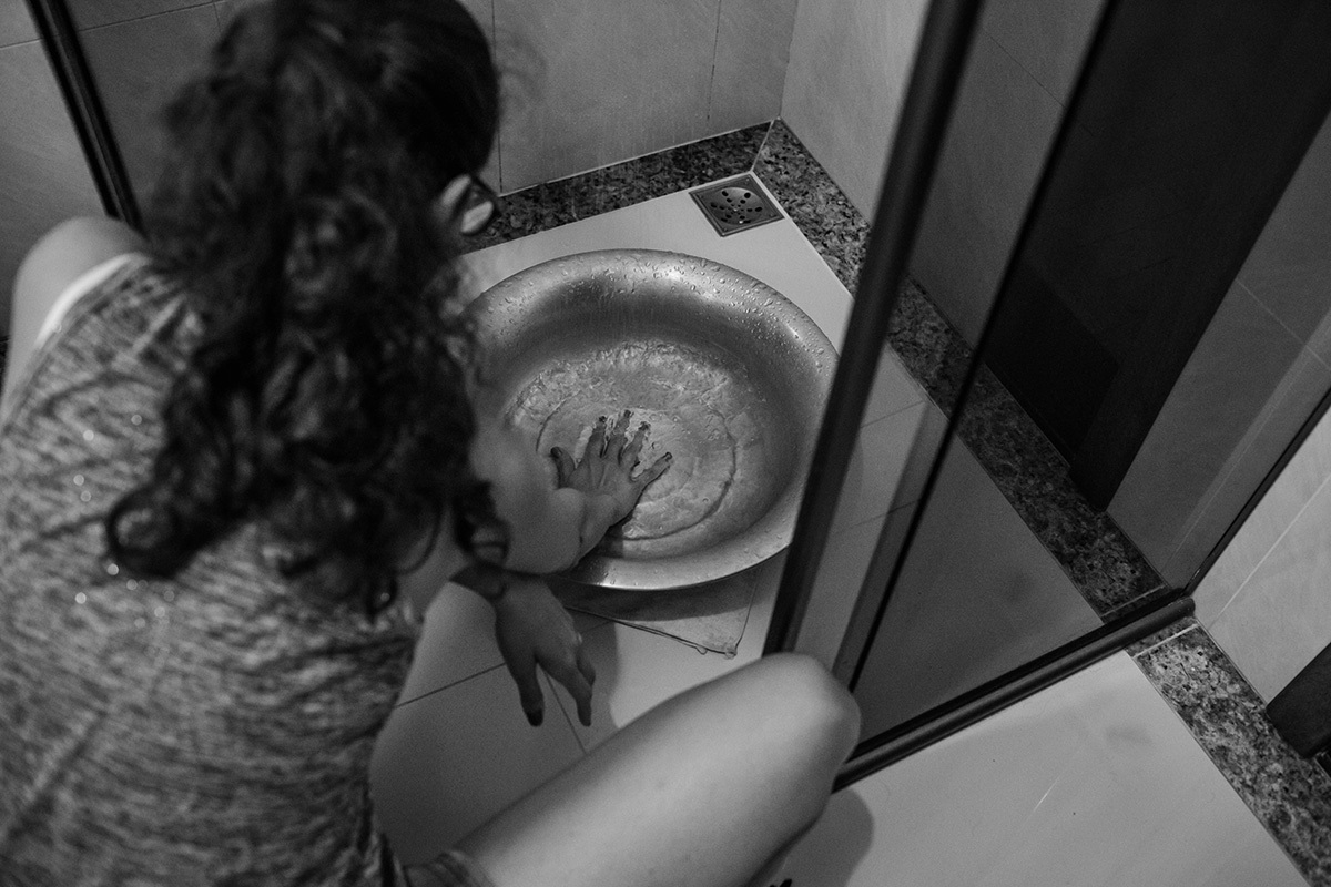 mãe preparando o banho para o seu bebê