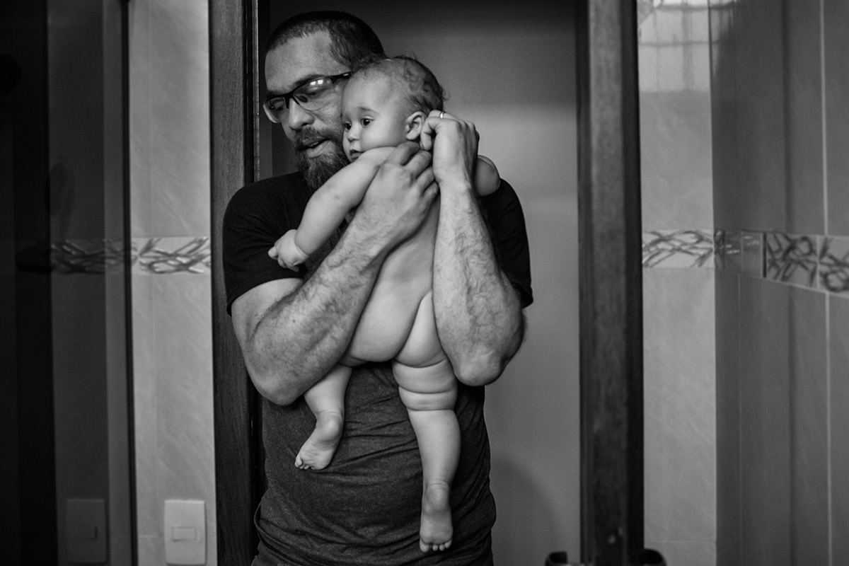 pai levando o seu filho para o banho na casa dos avós, por Adriana Costa