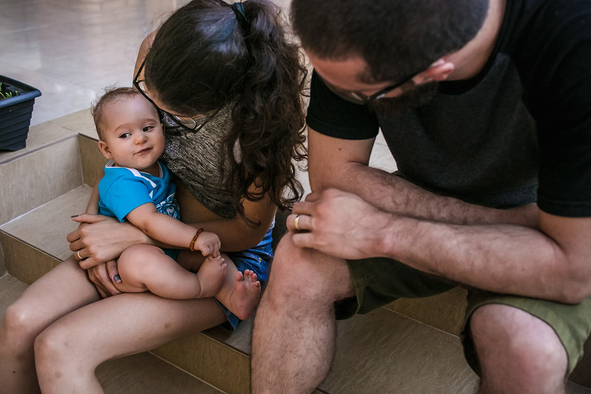 bebê com os pais no quintal da casa dos avós 