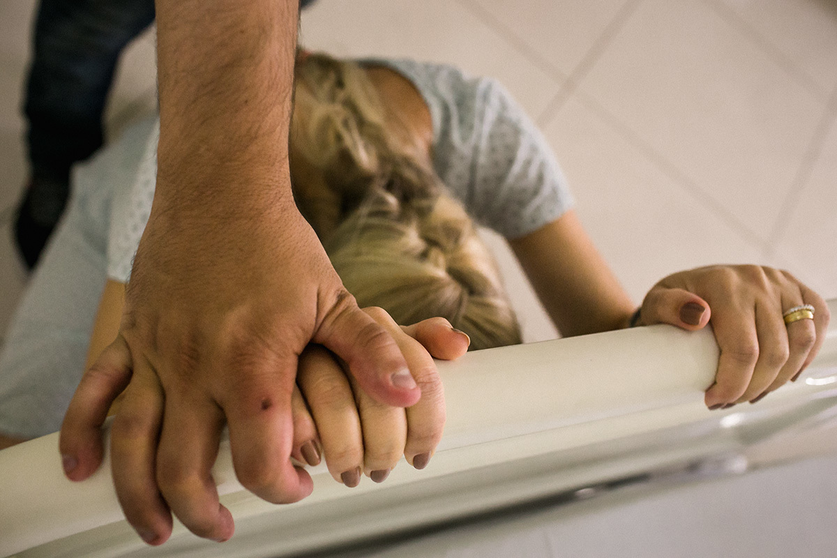 marido apoiando a esposa no dia do nascimento da filha
