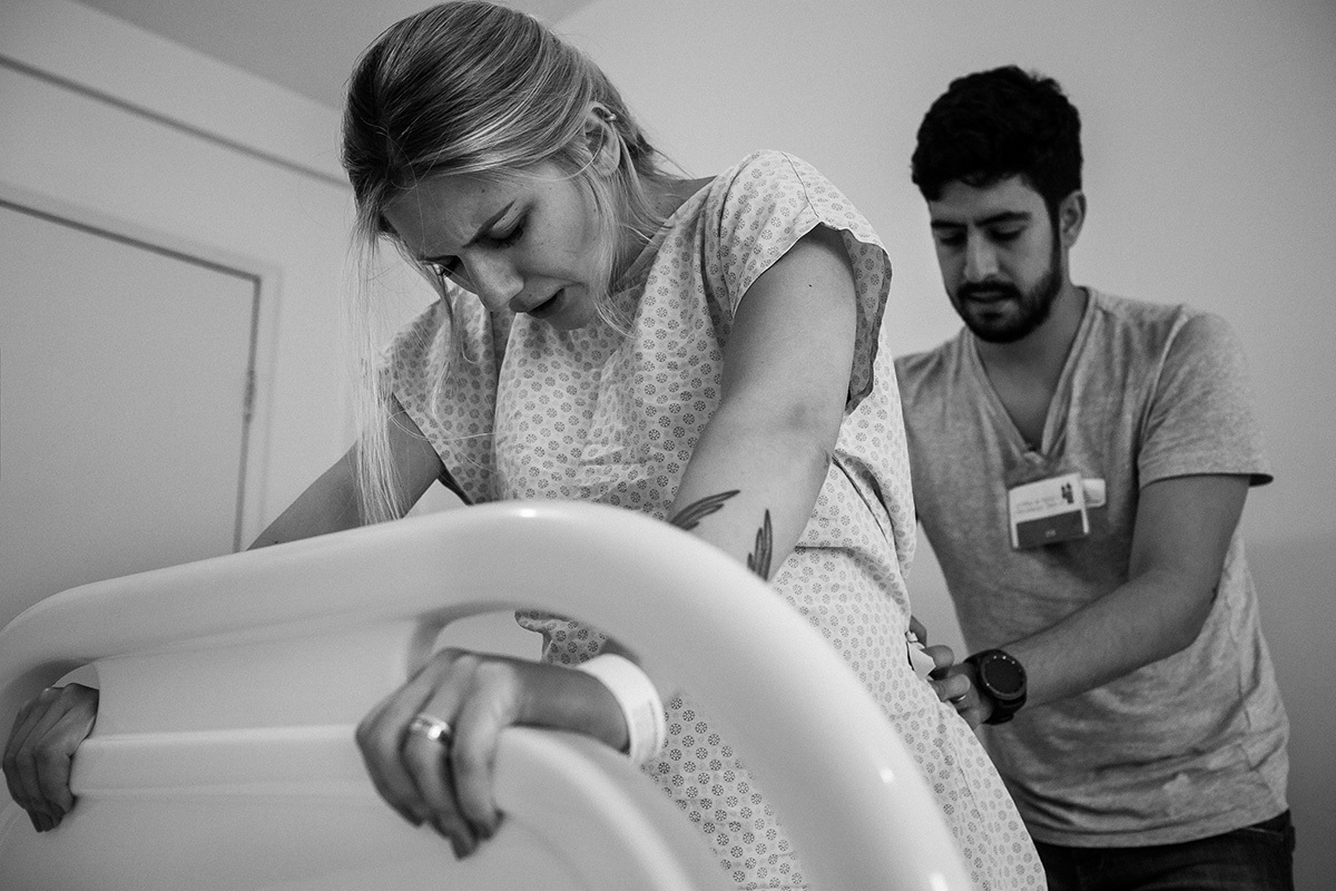 Adriana Costa registrou o marido ajudando sua esposa a aliviar a dor da contração do parto